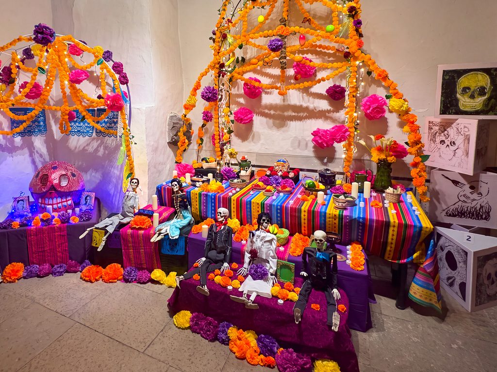 Ofrenda del Día de Muertos, honrando a los músicos y pintores mexicanos.